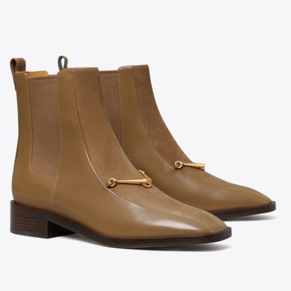 TORY BURCH EQUESTRIAN LINK CHELSEA BOOT
Color: River Rock  Size: 7.5 w/dust bag